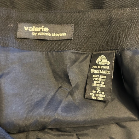 Valerie by Valerie Stevens black and red wool wrap skirt, size 12 - Picture 6 of 6